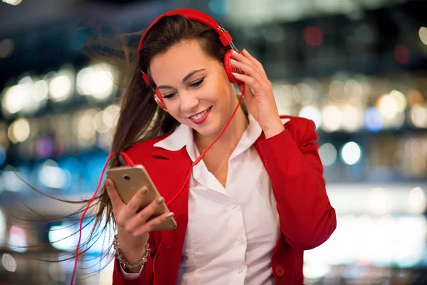 Женщина Слушает Музыку Своего Мобильного Телефона — стоковое фото