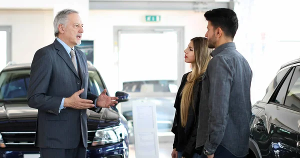 Prodejce Automobilů Ukazuje Auto Pár — Stock fotografie