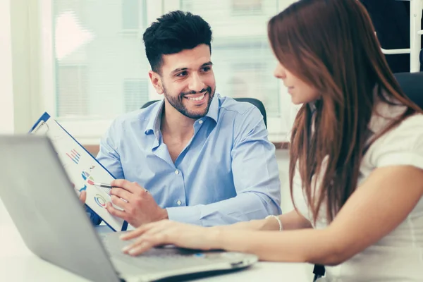 Gli Uomini Affari Sorridenti Che Usano Computer Portatile Nel Loro — Foto Stock