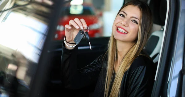 Mujer Joven Mostrando Las Llaves Coche Nuevo —  Fotos de Stock