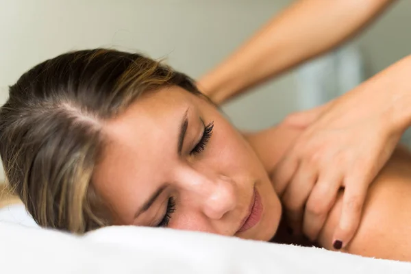 Junge Frau Bei Einer Massage Einem Wellnessbereich — Stockfoto