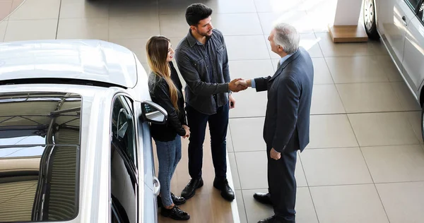 Distribuidor Coches Dando Apretón Manos Una Pareja Joven — Foto de Stock