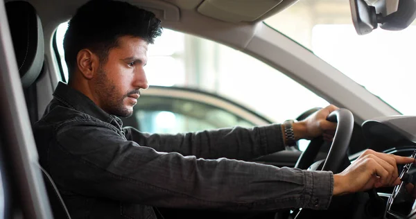 Jovem Examinando Carro Novo Showroom — Fotografia de Stock