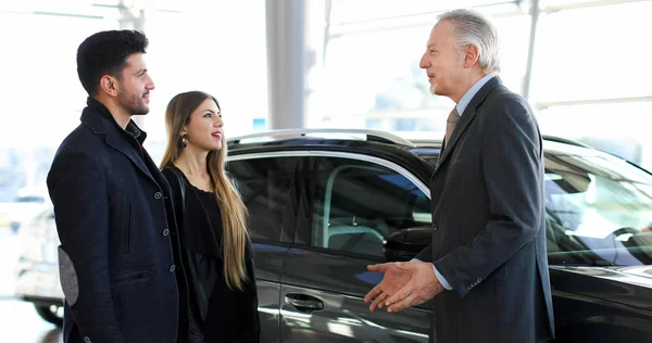 Rivenditore Auto Che Mostra Una Macchina Una Coppia — Foto Stock