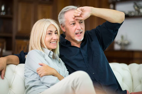 Casal Maduro Assistindo Programa Juntos — Fotografia de Stock