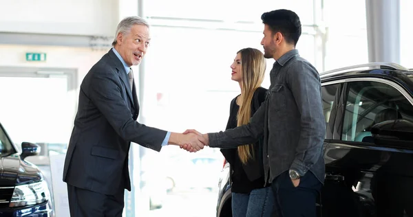 Autohandelaar Een Handdruk Geven Een Jong Koppel — Stockfoto