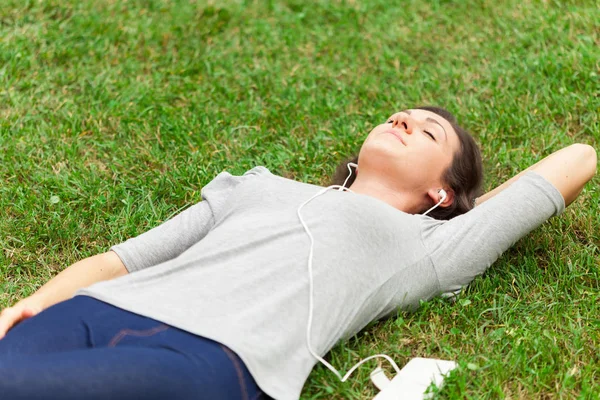 Frau Entspannt Sich Gras Beim Musikhören — Stockfoto