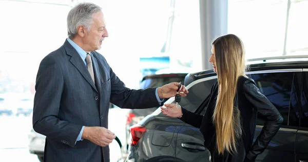 Portrait Car Salesman Giving Car Keys Young Woman Standing Next — Stock Photo, Image