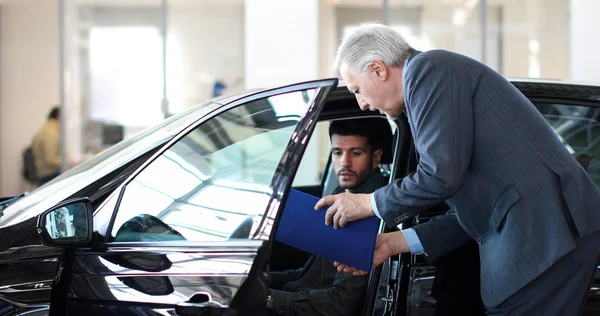 Joven Examinando Coche Nuevo Una Sala Exposición —  Fotos de Stock