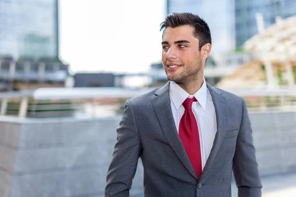 Portret Przystojny Biznesmen Mieście — Zdjęcie stockowe