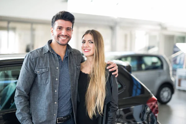 Casal Feliz Frente Seu Carro Novo Showroom — Fotografia de Stock