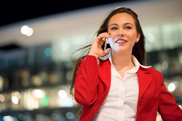 Mulher Falando Seu Telefone Celular Noite — Fotografia de Stock