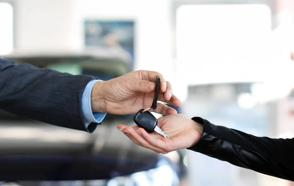Autohändler Übergibt Einem Kunden Einem Autohaus Schlüssel — Stockfoto