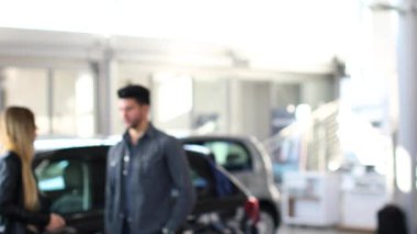 Kartvizit 4 k tutan mutlu erkek araba satıcısı
