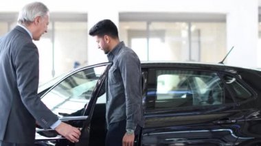 Araba satıcısı bir müşteriye 4 k bir otomobilin kapı açma
