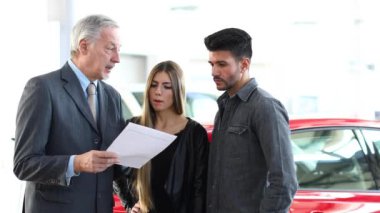 Araba satıcısı bir sözleşme bir çift bir oto showroom 4 k için okuma
