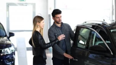 Genç çift seçerek yeni araba bayilik dükkanı 4 k satın almak için