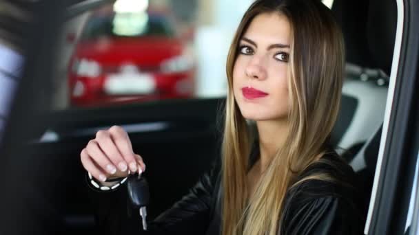 Mujer Joven Mostrando Las Llaves Coche Nuevo — Vídeos de Stock