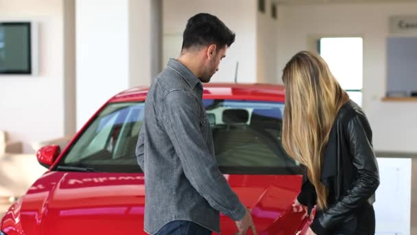 Pareja Joven Eligiendo Coche Nuevo Para Comprar Tienda Concesionarios — Vídeo de stock