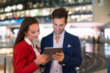 Tablet geceleri bir şehirde kullanan kişiler