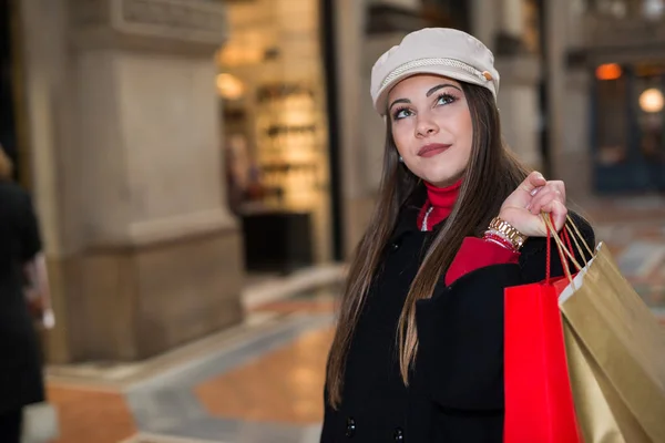 Jovem Segurando Sacos Compras Enquanto Faz Compras Uma Cidade — Fotografia de Stock