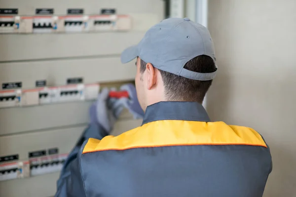 Portret Van Een Elektricien Het Werk Elektrische Paneel — Stockfoto