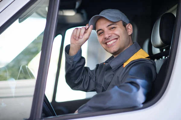 Motorista Van Sorrindo Segurando Seu Chapéu — Fotografia de Stock