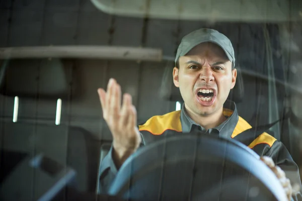 Πρόγραμμα Οδήγησης Θυμωμένος Φωνάζοντας Στο Όχημά Του — Φωτογραφία Αρχείου