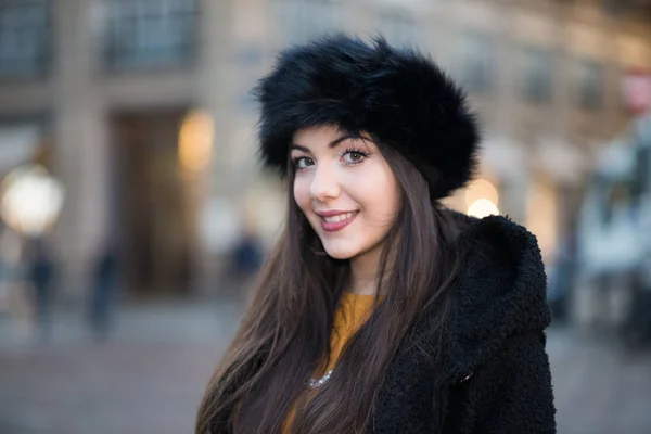 Mujer Joven Sonriendo Ciudad —  Fotos de Stock