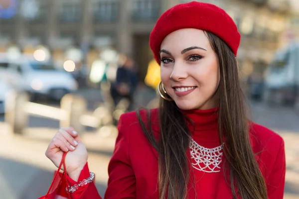 Souriant Jeune Femme Faisant Shopping Dans Une Ville Avant Noël — Photo