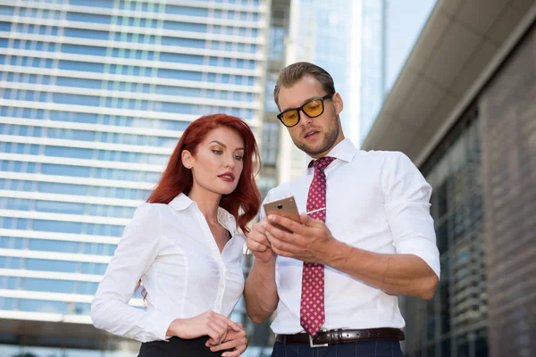 Empresario Mostrando Smartphone Colega — Foto de Stock