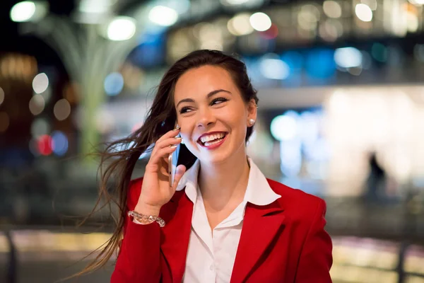 Woman Talking Her Mobile Phone Night — Stock Photo, Image