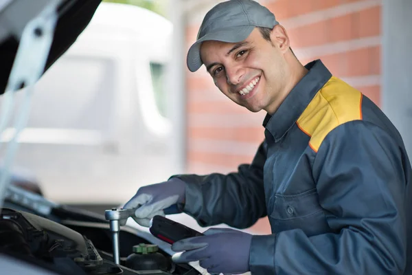 Mechanic Fixing Van Engine — Stock Photo, Image