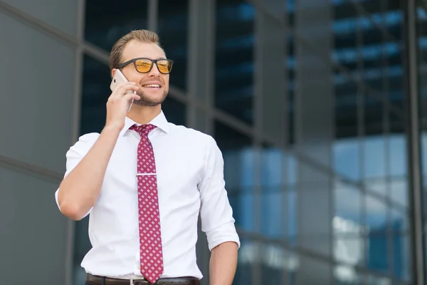 Biznesmen Rozmawiający Przez Telefon — Zdjęcie stockowe