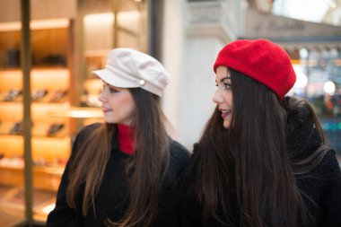 Genç kadın arkadaşlar birlikte Noel öncesi alışveriş