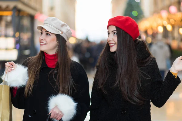Zwei Attraktive Lächelnde Junge Frauen Shoppen Der Stadt — Stockfoto