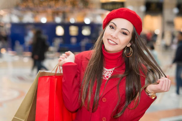 Souriant Jeune Femme Faisant Shopping Dans Une Ville Avant Noël — Photo