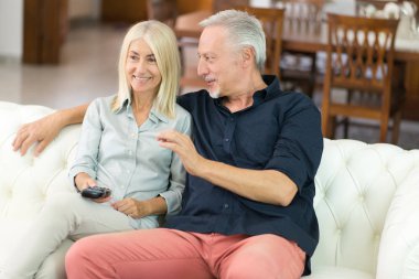 Olgun çift apartmanda televizyon izlerken