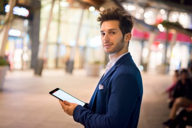 Onun tableti bir şehirde geceleri kullanan adam portresi