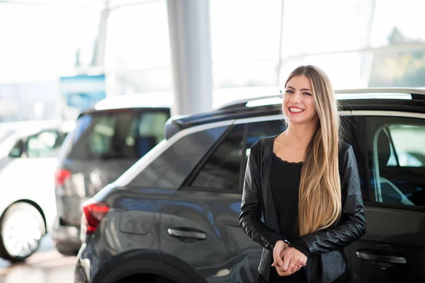 Lachende Vrouw Haar Auto Bij Een Autodealer Kiezen — Stockfoto