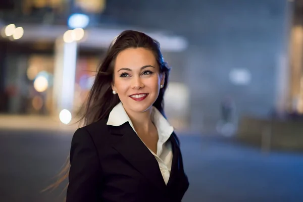 Joven Mujer Negocios Retrato Por Noche Una Ciudad —  Fotos de Stock