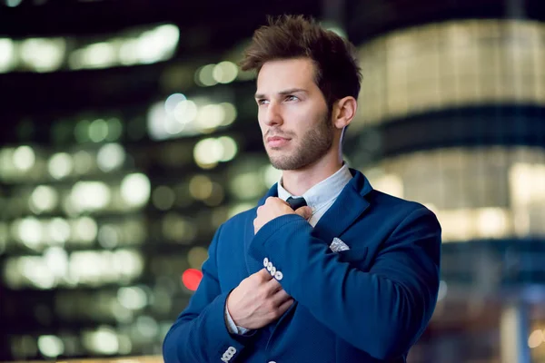 Retrato Empresário Sorridente Ajustando Sua Gravata — Fotografia de Stock