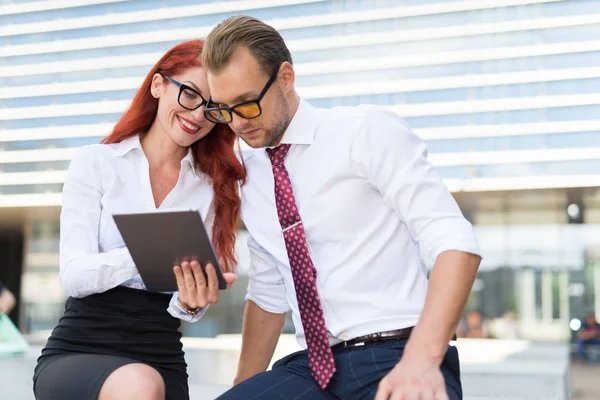 Zakenman Zakenvrouw Gebruikt Combinatie Met Een Tablet — Stockfoto