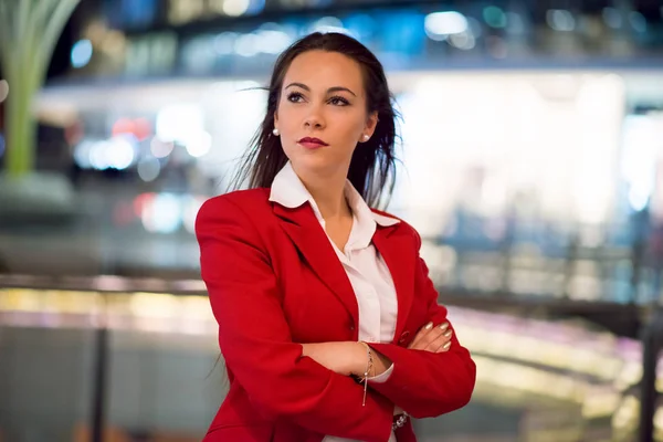 Zakelijke Vrouw Portret Gekruiste Armen Nachts — Stockfoto