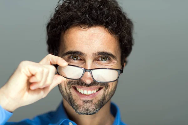 Retrato Homem Bonito Segurando Óculos — Fotografia de Stock