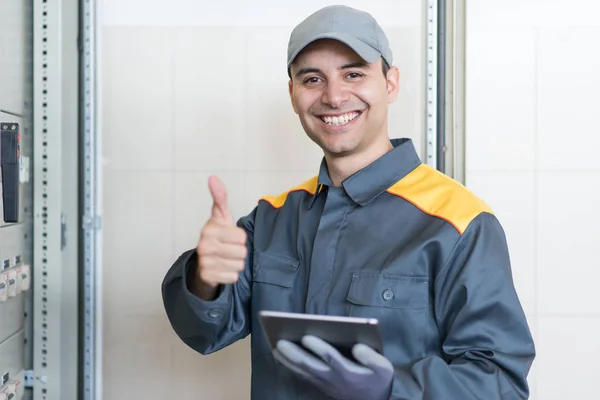 Porträt Eines Elektrikers Bei Der Arbeit — Stockfoto