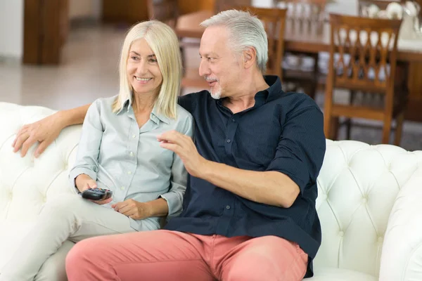 Olgun çift apartmanda televizyon izlerken