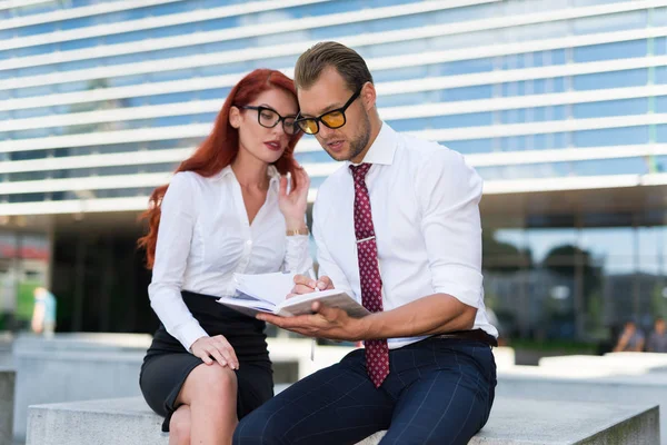 Zakenman Zakenvrouw Lezen Van Notities Een Agenda — Stockfoto