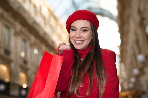 クリスマス前にショッピング街で若い女性の笑みを浮かべてください — ストック写真