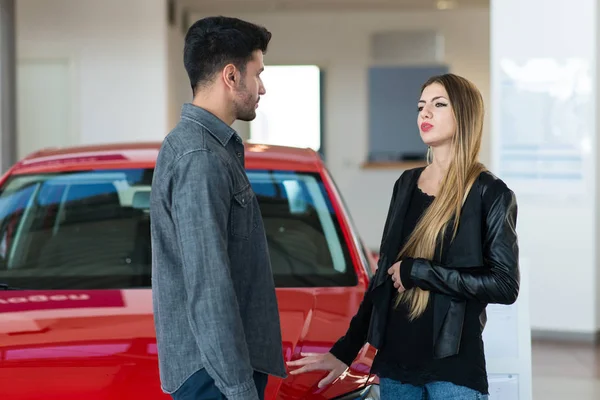 Pareja Buscando Coche Nuevo —  Fotos de Stock